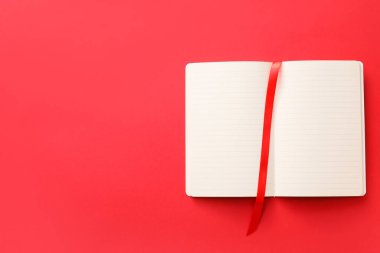 Renk arkaplanı üzerinde yer imi olan boş kitap