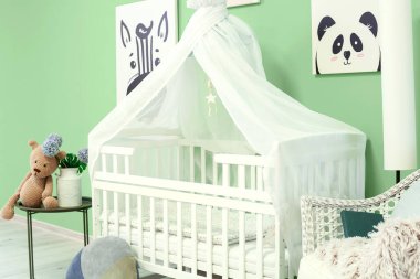 Rahat yatağı olan şık bir çocuk odası.