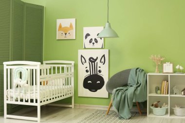 Rahat yatağı olan şık bir çocuk odası.