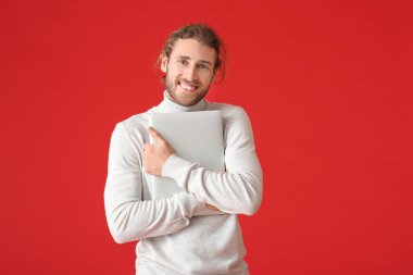 Dizüstü bilgisayarına sarılan genç adam