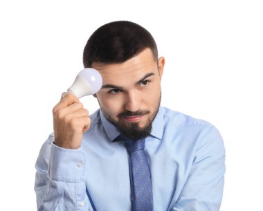 Beyaz arka planda ampulü olan bir iş adamı.