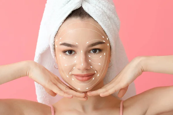 Jonge Vrouw Met Pijlen Voor Massage Haar Gezicht Tegen Kleur — Stockfoto