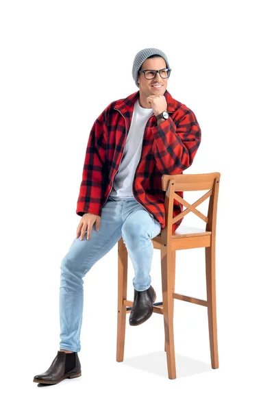 Modischer Junger Mann Sitzt Auf Stuhl Vor Weißem Hintergrund — Stockfoto