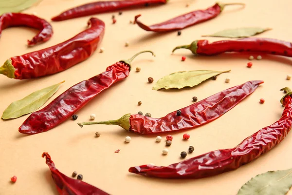 Suché Horké Chilli Papričky Koření Barevném Pozadí — Stock fotografie