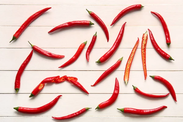 Chiles Picantes Sobre Fondo Madera Blanca — Foto de Stock