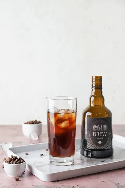 Glass Bottle Cold Brew Coffee Table — Stock Photo, Image