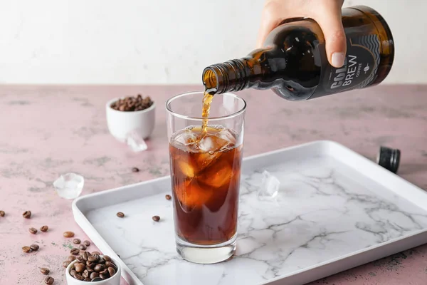 Pouring Cold Brew Coffee Bottle Glass Table — Stock Photo, Image