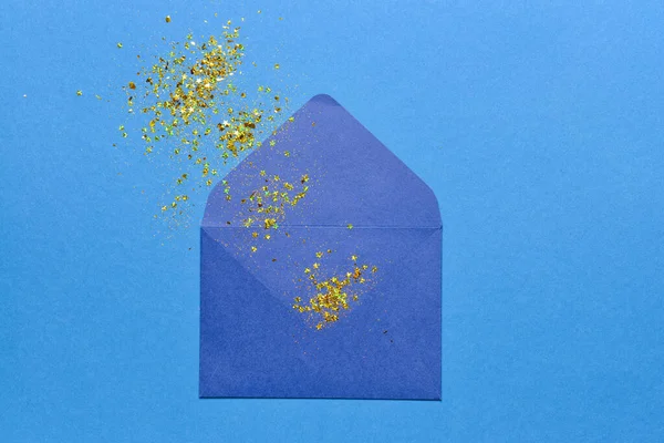 Envelope Com Confete Sobre Fundo Cor — Fotografia de Stock