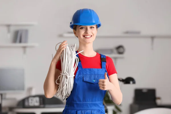 Jonge Vrouwelijke Elektricien Met Kabels Met Duim Omhoog Kamer — Stockfoto