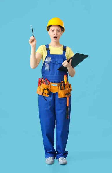 Hermosa Electricista Femenina Con Portapapeles Sobre Fondo Color — Foto de Stock