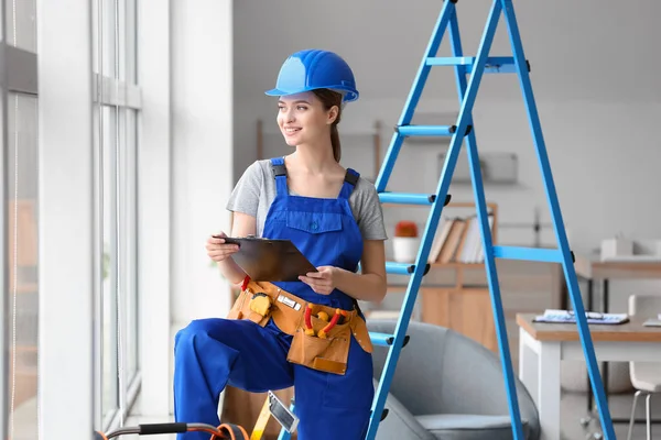 Hermosa Electricista Femenina Con Portapapeles Habitación — Foto de Stock