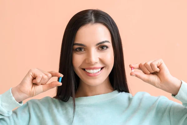 Hermosa Mujer Joven Con Pastillas Fondo Color — Foto de Stock