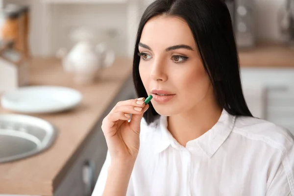 Schöne Junge Frau Nimmt Tabletten Der Küche — Stockfoto