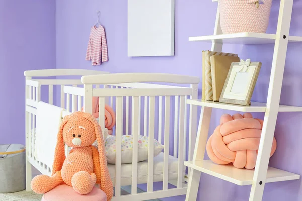 Άνετο Παιδικό Κρεβάτι Κοντά Στο Χρώμα Τοίχο Στο Κομψό Δωμάτιο — Φωτογραφία Αρχείου