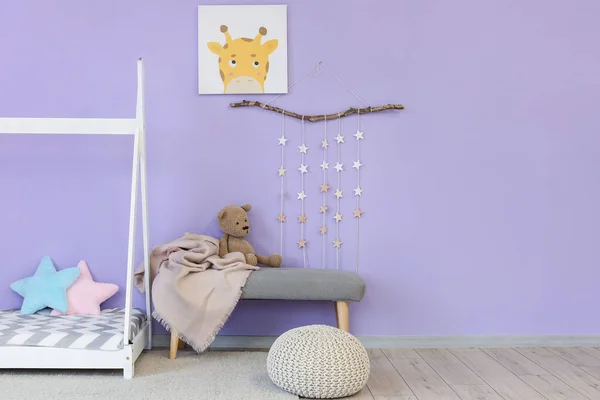 快適なベッド付きのスタイリッシュな子供部屋のインテリア — ストック写真