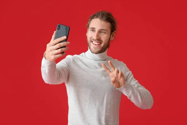 Joven Tomando Selfie Sobre Fondo Color —  Fotos de Stock