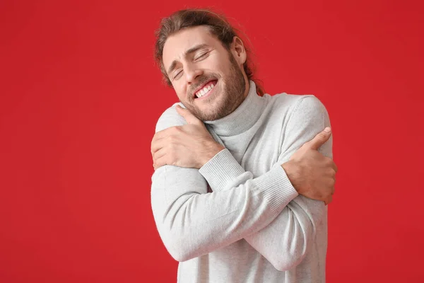 Young Man Hugging Himself Color Background — Stock Photo, Image
