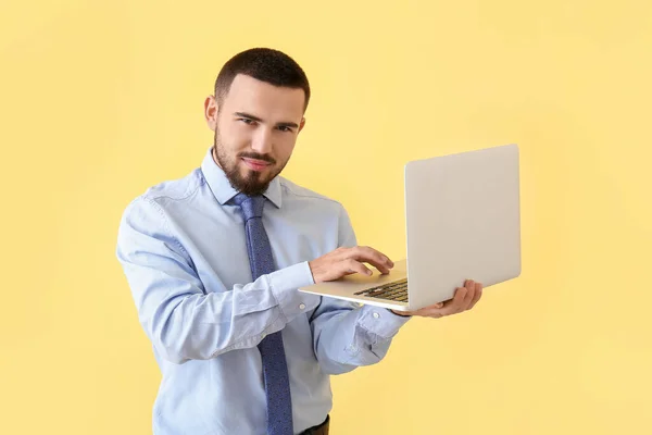 Молодой Бизнесмен Использует Ноутбук Цветном Фоне — стоковое фото