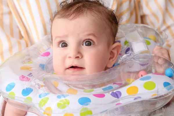 Donna Bambino Carino Con Anello Gonfiabile Casa Primo Piano — Foto Stock