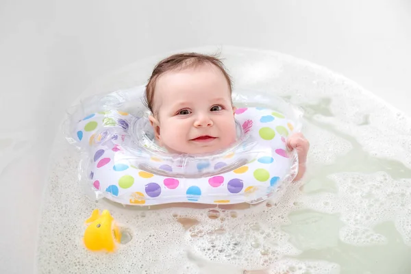 可愛いです赤ちゃんとともにインフレータブルリングで浴槽 — ストック写真