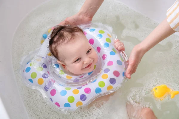 Mutter Und Süßes Baby Mit Aufblasbarem Ring Badezimmer — Stockfoto