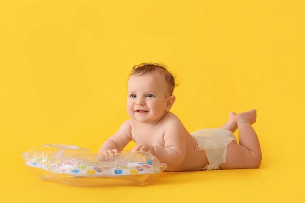 Lindo Bebé Con Anillo Inflable Sobre Fondo Color —  Fotos de Stock