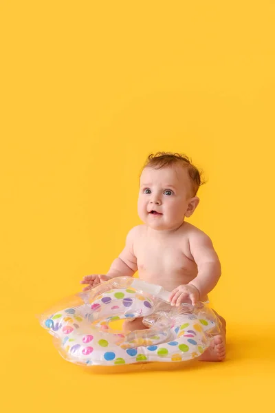 Lindo Bebé Con Anillo Inflable Sobre Fondo Color —  Fotos de Stock