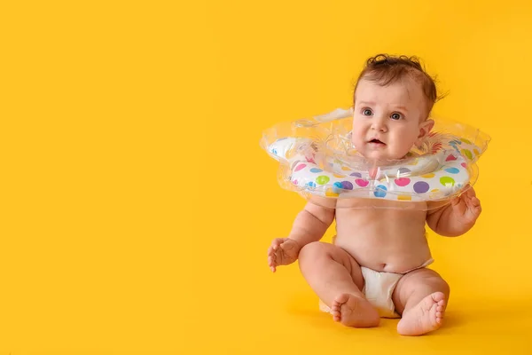 Renkli Yüzüklü Şirin Bir Bebek — Stok fotoğraf