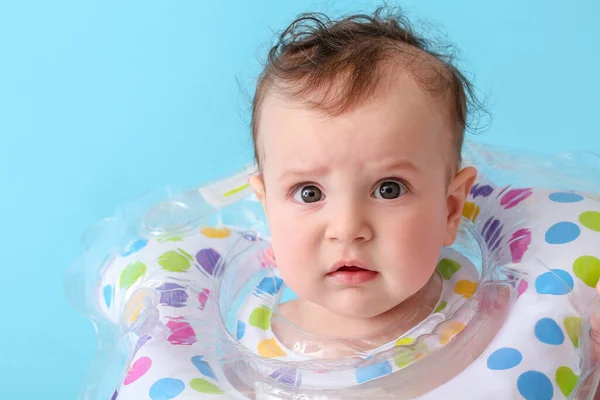 Lindo Bebé Con Anillo Inflable Sobre Fondo Color Primer Plano —  Fotos de Stock