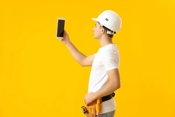 Young Electrician Tablet Computer Color Background — Stock Photo, Image