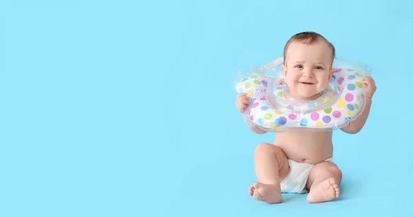 Bébé Mignon Avec Anneau Gonflable Sur Fond Couleur — Photo