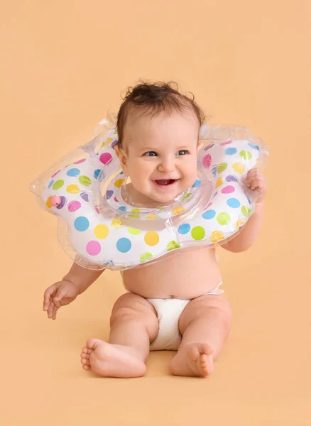 Bebê Bonito Com Anel Inflável Fundo Cor — Fotografia de Stock