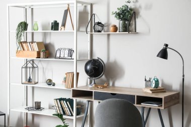 Modern işyeri ve kitap rafı ışık duvarının yanında.