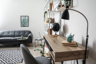 Modern işyeri ve kitap rafı ışık duvarının yanında.