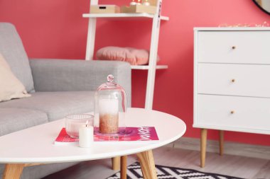 Şık bir odada, masada mum yakmak.