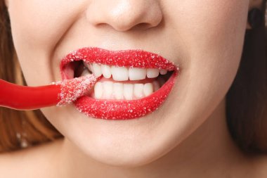 Tatlı dudaklı, biber yiyen genç ve güzel bir kadın.