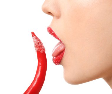 Tatlı dudaklı, biber yiyen genç ve güzel bir kadın.