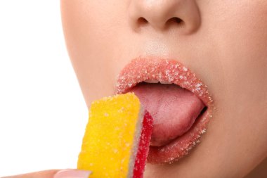 Şeker dudaklı, marmelat yiyen güzel bir genç kadın.