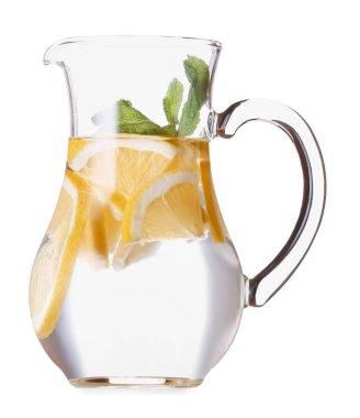 Beyaz arka planda lezzetli soğuk limonata.