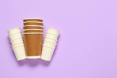 Renk arkaplanı üzerine boş kağıt bardaklar