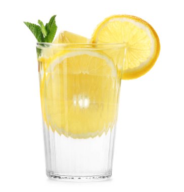 Beyaz arka planda lezzetli soğuk limonata.