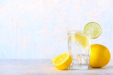 Hafif arka planda lezzetli soğuk limonata.
