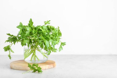 Hafif arka planda taze maydanozlu kavanoz