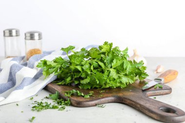 Hafif arka planda taze maydanozlu tahta