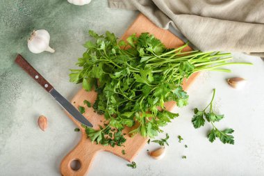 Taze maydanozlu pano ve arka planda sarımsak