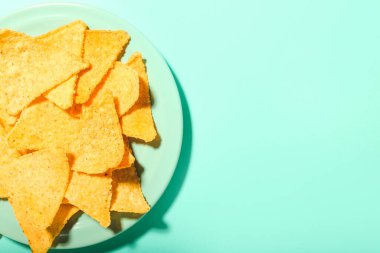 Renkli arkaplanda lezzetli nachos tabağı