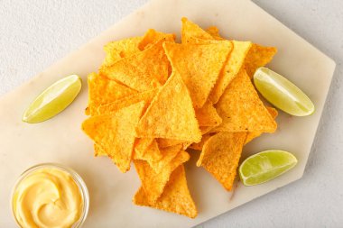 Lezzetli nachos, sos ve limonlu pano.