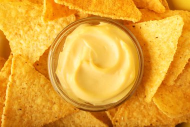 Lezzetli cips ve sos, yakın plan.