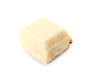 Beyaz arkaplanda çikolata parçası