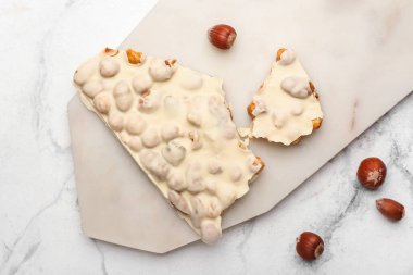 Hafif arka planda fındıklı beyaz çikolata